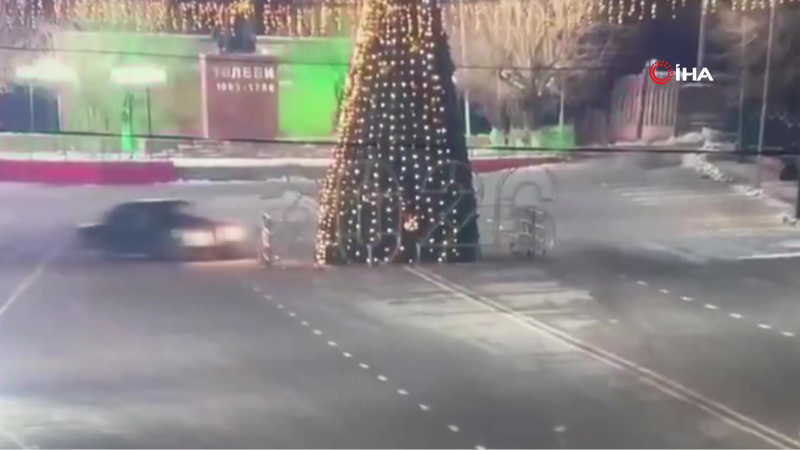 Kazakistan’da drift yapan sürücü 12 metrelik yılbaşı ağacı devirdi