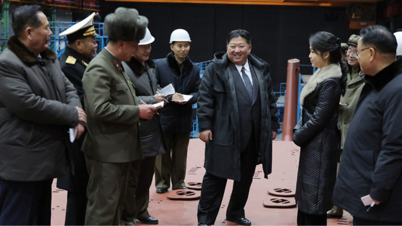 Kuzey Kore lideri Kim, inşası süren dev nükleer denizaltını denetledi