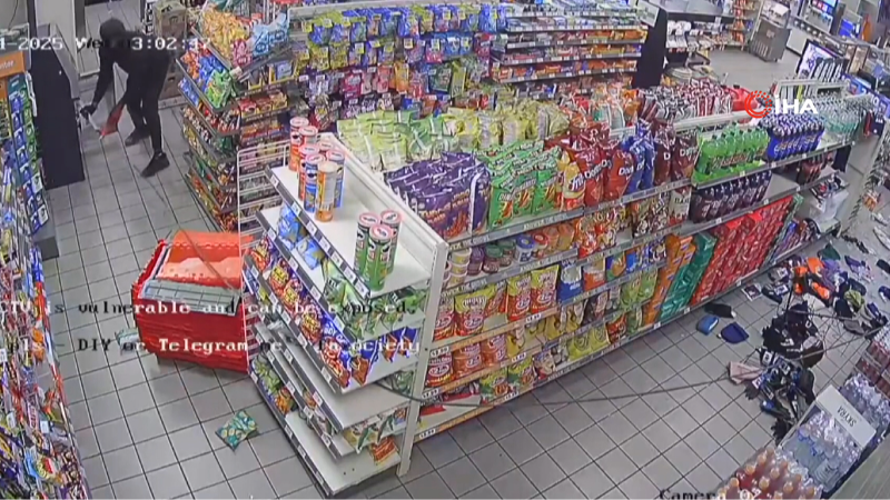 ABD’de hırsızlar çalıntı araçla market ATM’sini yerinden söktü