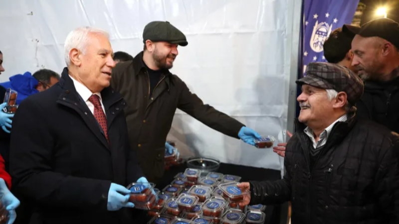 17 ilçede 21 farklı camide tatlı ikramı