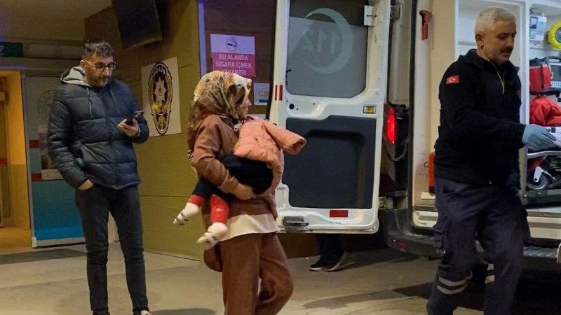 Üzerine şifonyer devrilen çocuk hastaneye kaldırıldı