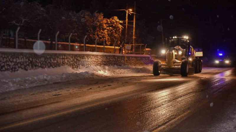 Kar yüzünden kapanan 145 mahallenin yolu büyükşehir ekipleri tarafından açıldı