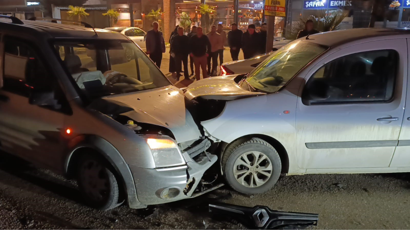 İnegöl’de iki araç kafa kafaya çarpıştı