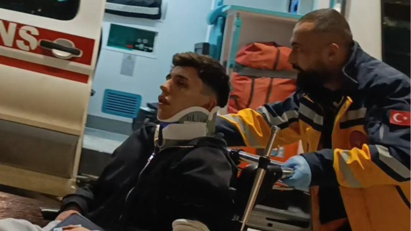 Direksiyon hakimiyetini kaybeden sürücü direğe çarptı