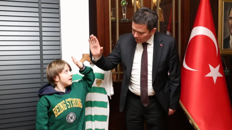 DMD hastası Yağız Efe'ye Başkan Aydın'dan destek