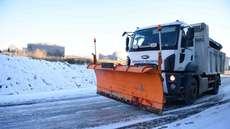 Osmangazi Belediyesi ekipleri tuzlama çalışmalarını sürdürüyor