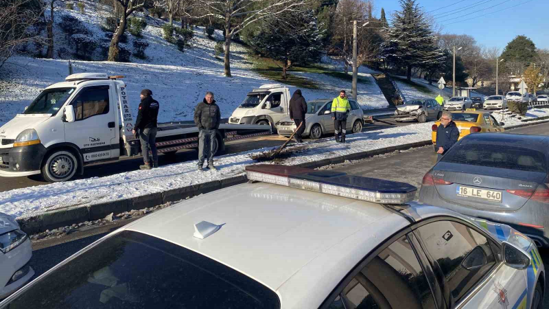 Kontrolden çıkan otomobil çarptığı aracı karşı yöne savurdu